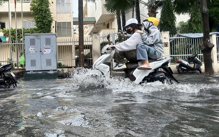 Mưa lớn giữa trưa ở TP.HCM, 'phố nhà giàu' Thảo Điền lại ngập