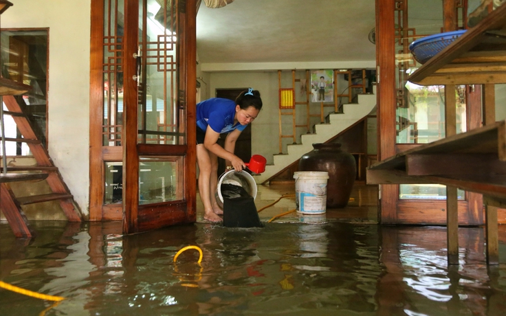 Nước rút, dân vùng rốn lũ Hà Nội hối hả dọn nhà