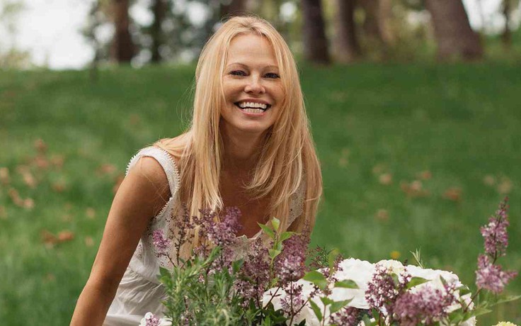 Pamela Anderson rũ bỏ hình tượng 'bom sex', về quê làm vườn