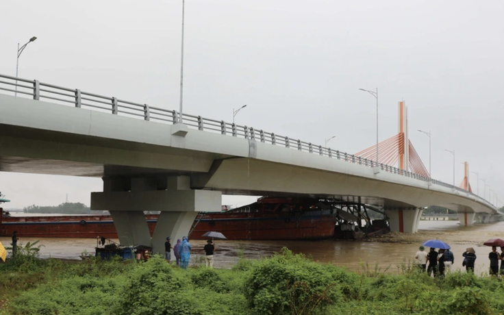 Cấm tàu qua cầu Vĩnh Phú, dừng chạy tàu qua cầu Long Biên