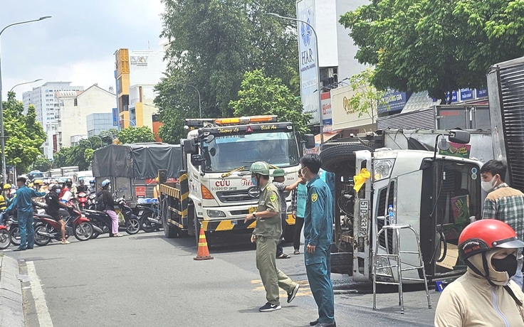 TP.HCM: Xe tải lật giữa giao lộ đông đúc, giao thông ùn ứ