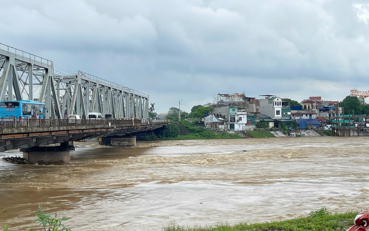 Hà Nội cấm mọi phương tiện qua cầu Đuống từ 22 giờ tối nay