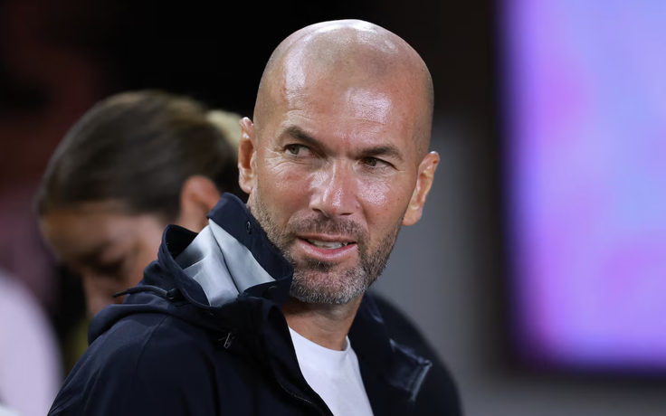 Zidane tiết lộ lý do không thể thay HLV Ten Hag ở M.U: Tiếng Anh của tôi…