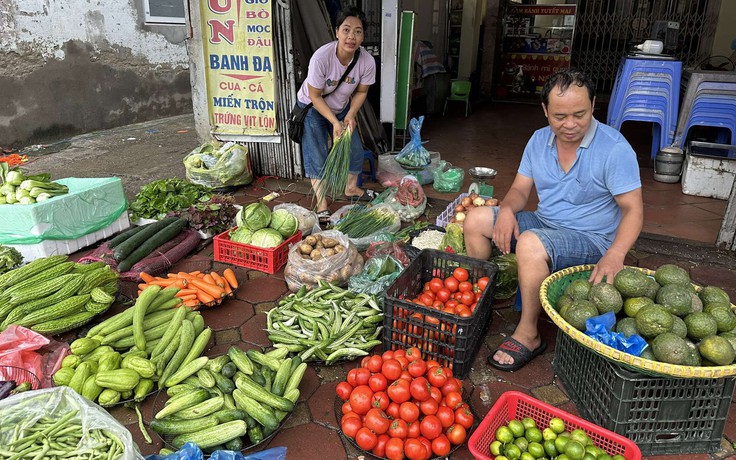 Giá rau tăng vọt, quầy thịt 30 phút hết sạch