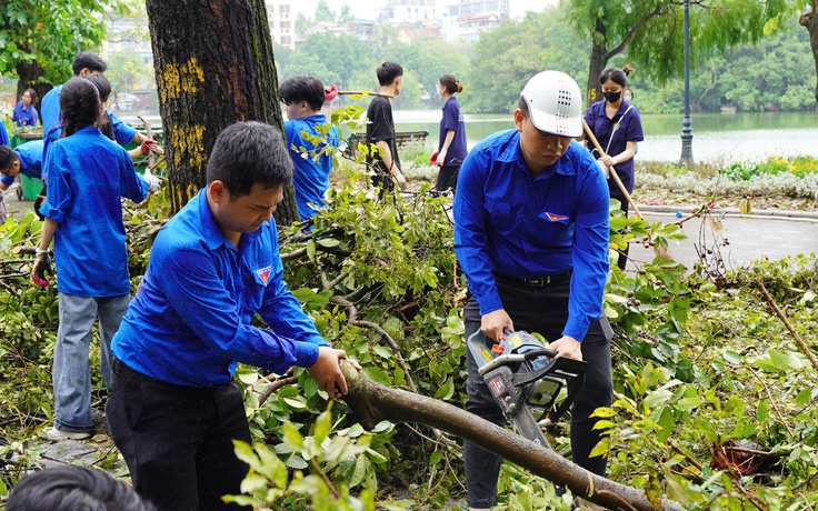 13.000 thanh niên Hà Nội chung tay thu dọn cây xanh gãy đổ do bão số 3