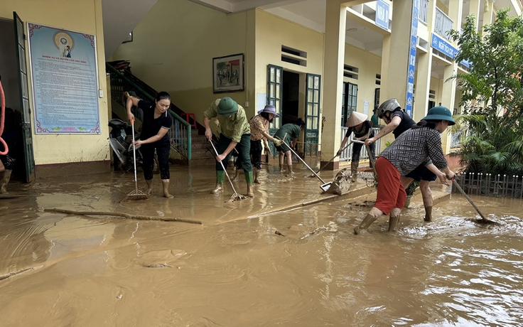 Trường lớp tan hoang, thầy cô dốc sức dọn dẹp đón học sinh