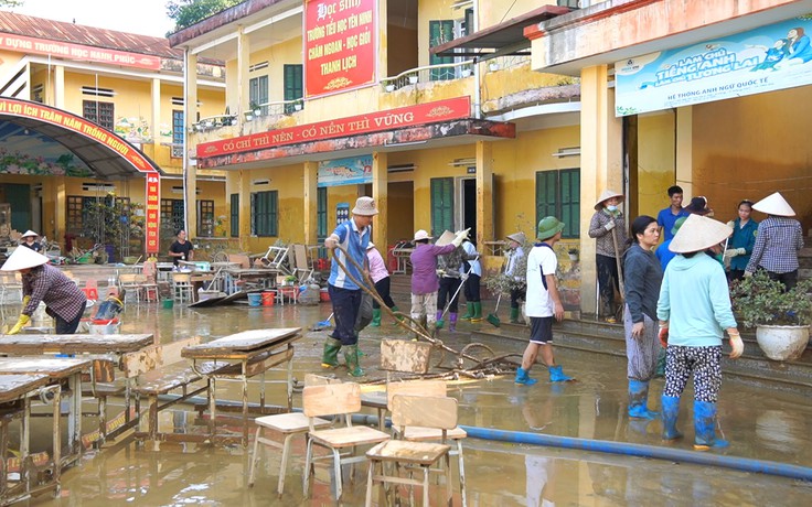 Yên Bái: Thầy cô mua nợ máy phát điện để dọn dẹp trường sau lũ lụt