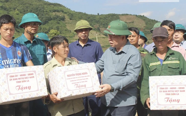 Trưởng ban Tuyên giáo T.Ư thăm nhân dân vùng lũ Sơn La