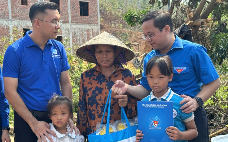 Đoàn công tác T.Ư Đoàn vào nơi tâm bão đi qua ở Quảng Ninh giúp dân