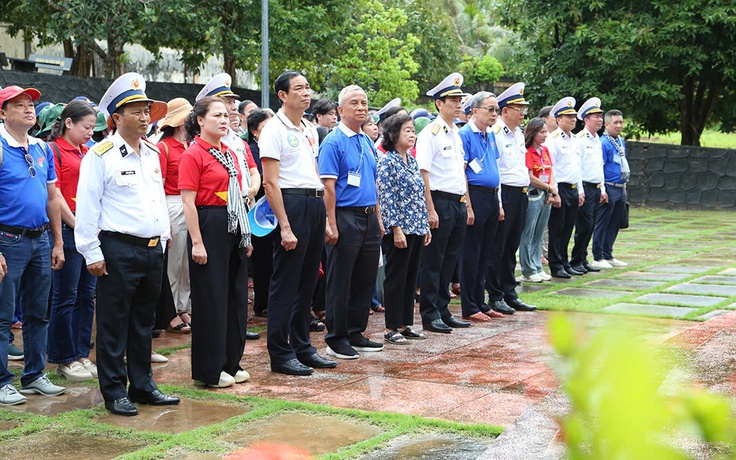 Chuẩn đô đốc Trần Ngọc Quyết: 'Thấm đượm sâu sắc tình cảm đất liền - đảo xa'