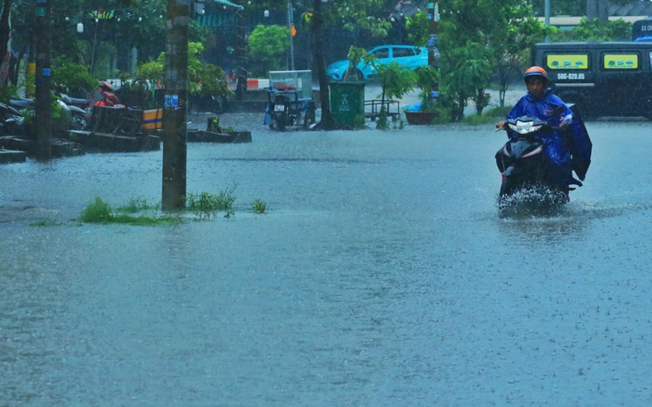 Mưa trắng trời kéo dài cả sáng ở TP.HCM, nhiều tuyến đường ngập nước