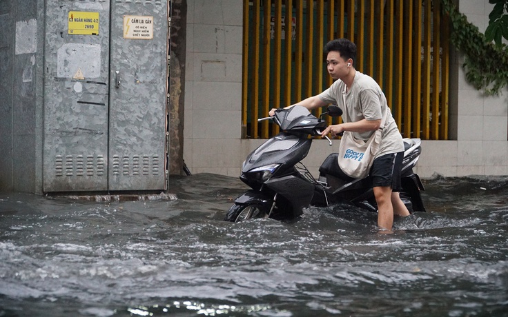 Dự báo mưa to, triều cường 2 ngày tới ở TP.HCM: Quận nào có thể ngập?