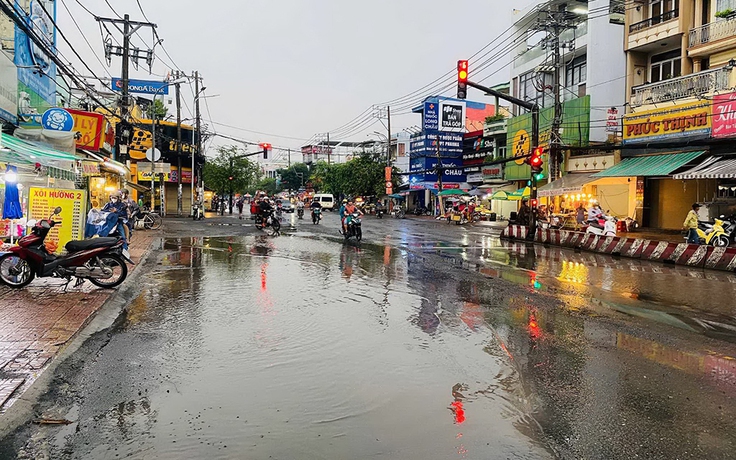 'Hồ bơi' giữa đường ở thị trấn