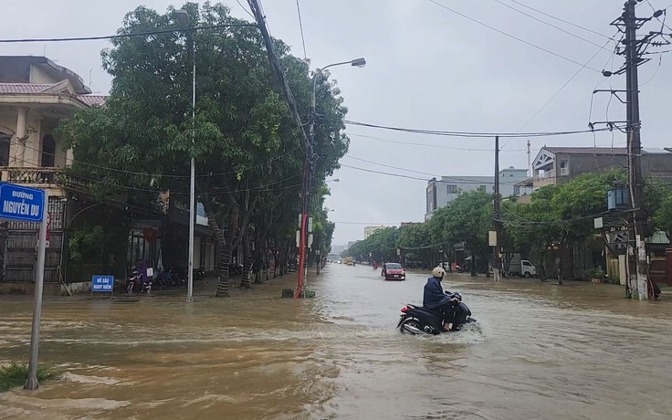 Đường phố ở Hà Tĩnh mênh mông nước sau mưa lớn