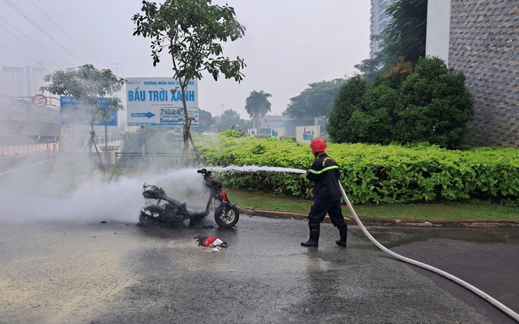 TP.HCM: Xe máy đang chạy thì bốc cháy trước cổng khu dân cư Khang Điền