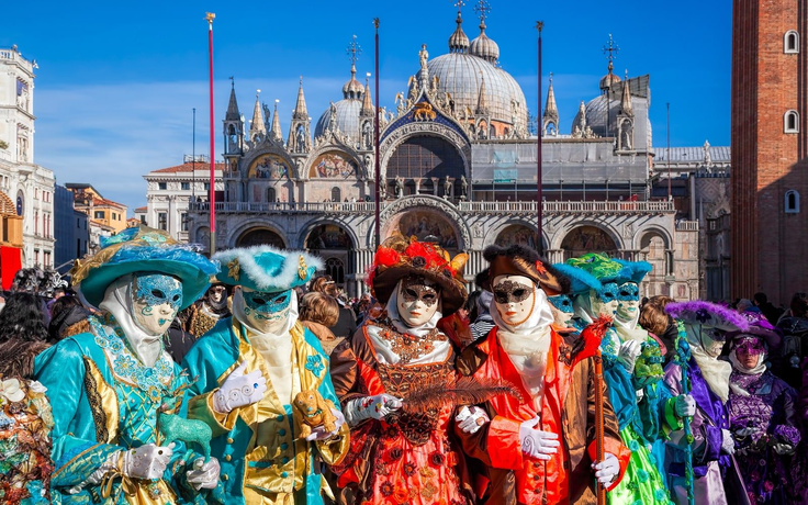 Hòa mình vào không gian đầy màu sắc tại lễ hội hóa trang Venice