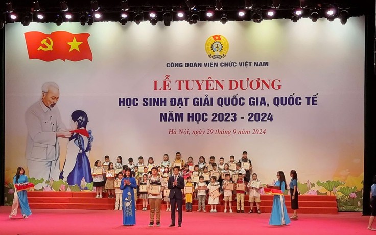 Khen thưởng học sinh đạt giải quốc gia, quốc tế năm học 2023 - 2024