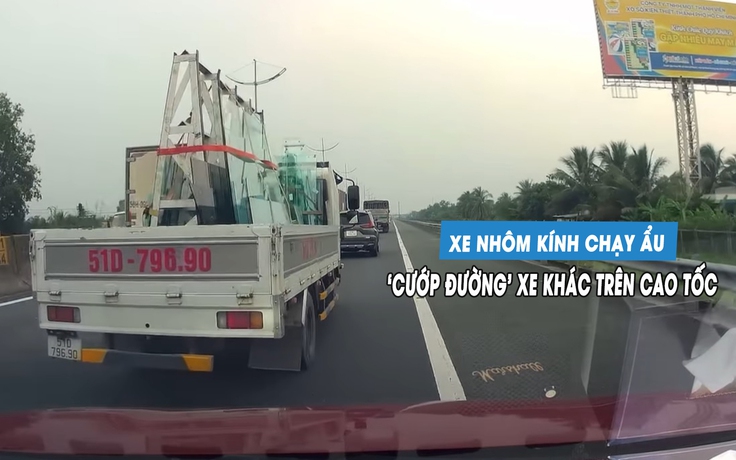 Xe tải chở nhôm kính chạy ẩu, tạt đầu ô tô con bất chấp trên cao tốc