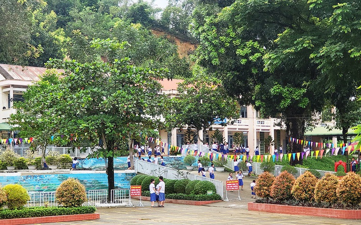 Bất an dạy và học dưới ngôi trường bên ngọn đồi… chờ sạt lở