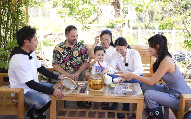 Dương Lâm trổ tài nấu bữa sáng ngon lành cùng chủ nhà người Pháp