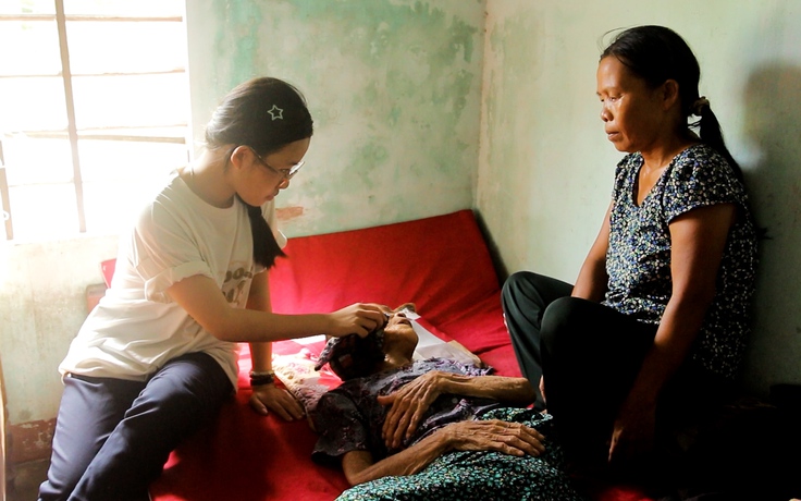 Cô học trò nghèo nhặt ve chai phụ mẹ nuôi bà và món quà ý nghĩa đầu năm học
