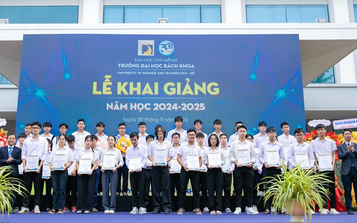 Đà Nẵng: Trao gần nửa tỉ đồng học bổng cho tân sinh viên xuất sắc