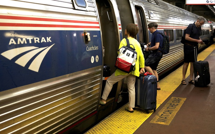 Chờ tàu điện, một hành khách bị xô ngã xuống đường ray ở New York