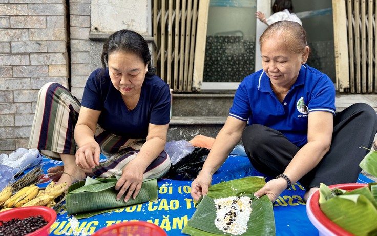 Bà con trong hẻm ở TP.HCM rộn ràng, xúm nhau gói bánh chưng tạo điều bất ngờ Tết