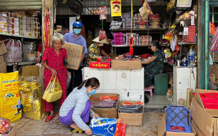 Chợ vàng mã ở TP.HCM dịp Tết Nguyên đán: 'Đồ giả nhưng tấm lòng thật'