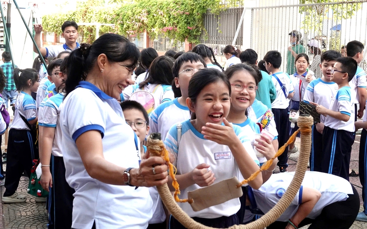 Học sinh TP.HCM vui hội xuân, ngày mai nghỉ Tết Nguyên đán