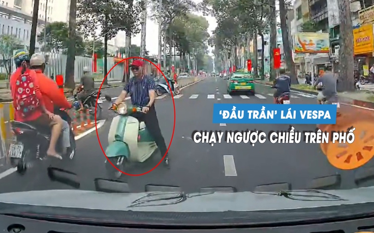 Người đàn ông ngang nhiên phóng xe Vespa ngược chiều trên phố