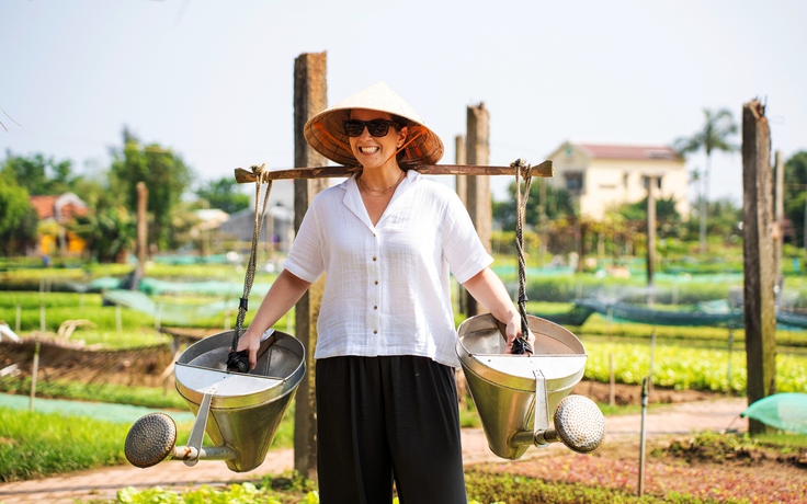 Du xuân ở làng rau di sản, khách Tây hào hứng 'hóa thân' thành nông dân