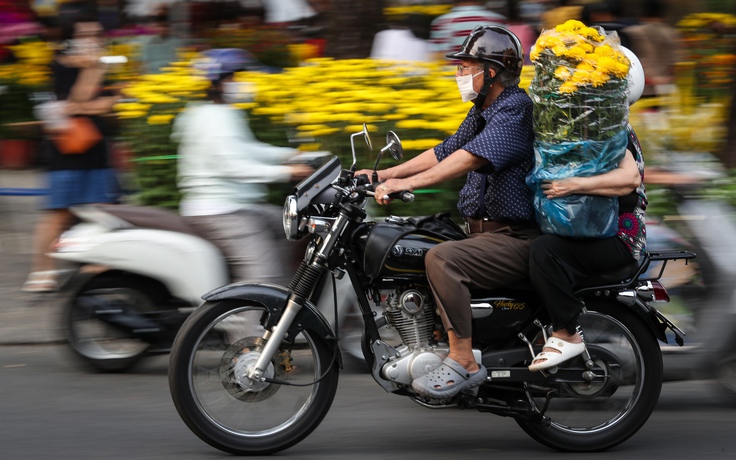 Người dân TP.HCM 'hối hả' mang Tết về nhà vào ngày giao thừa Ất Tỵ 2025