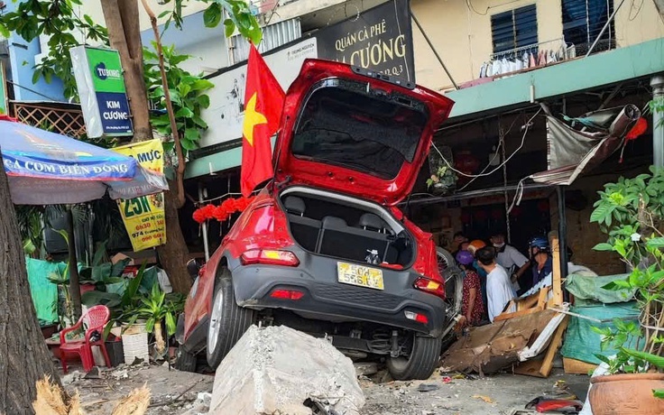 Ô tô tông vào quán cà phê ở TP.HCM, một người bị thương