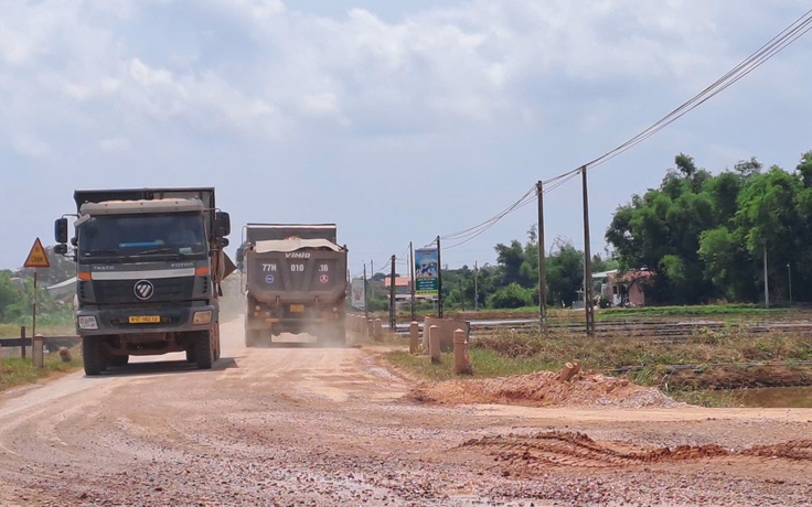 Hơn 50 tuyến đường bị hư hỏng do chở vật liệu thi công cao tốc