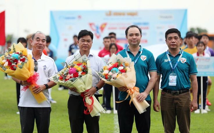 Mưa bàn thắng ngày khai mạc vòng loại Đông Nam bộ tại huyện Long Đất