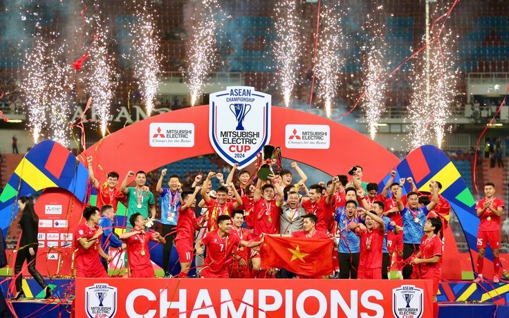 Khoảnh khắc đội tuyển Việt Nam nâng cao cúp vô địch AFF Cup 2024: Rưng rưng!