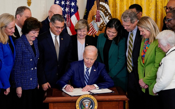 Ông Biden ra quyết định gây khó cho ông Trump trước ngày mãn nhiệm