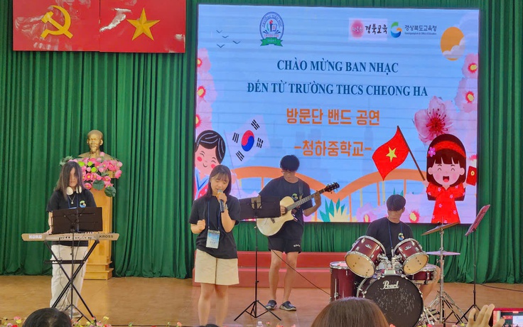 Học sinh TP.HCM nhảy 'APT.' tưng bừng cùng học sinh Hàn Quốc