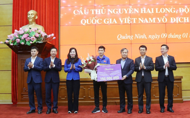 Nhà vô địch AFF Cup Hai Long được thưởng lớn khi trở về quê hương Quảng Ninh
