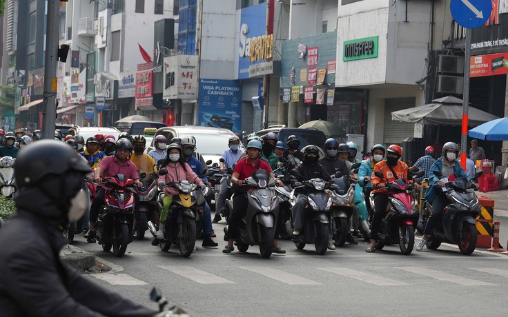 Người dân TP.HCM dừng chờ đèn đỏ quá dài: Sở GTVT giải thích vì sao, cho phép rẽ phải một số nơi