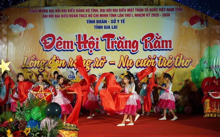 700 thiếu nhi vùng biên đón Trung thu đặc biệt giữa lồng đèn rực sáng