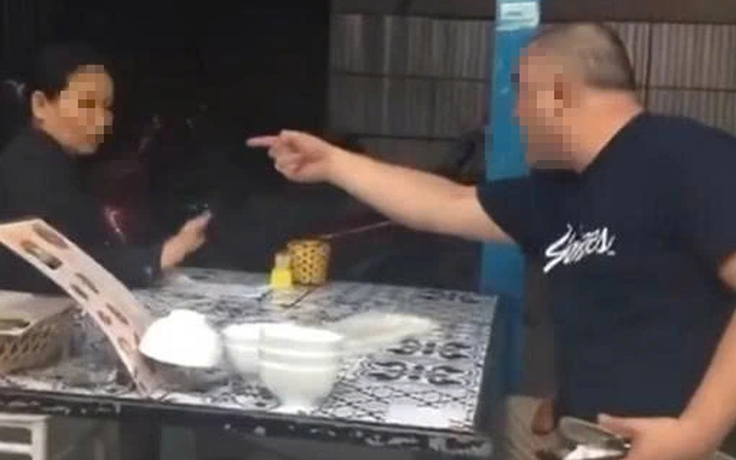 Clip chủ quán ăn Huế chửi bới, đe dọa nhân viên lớn tuổi gây bức xúc