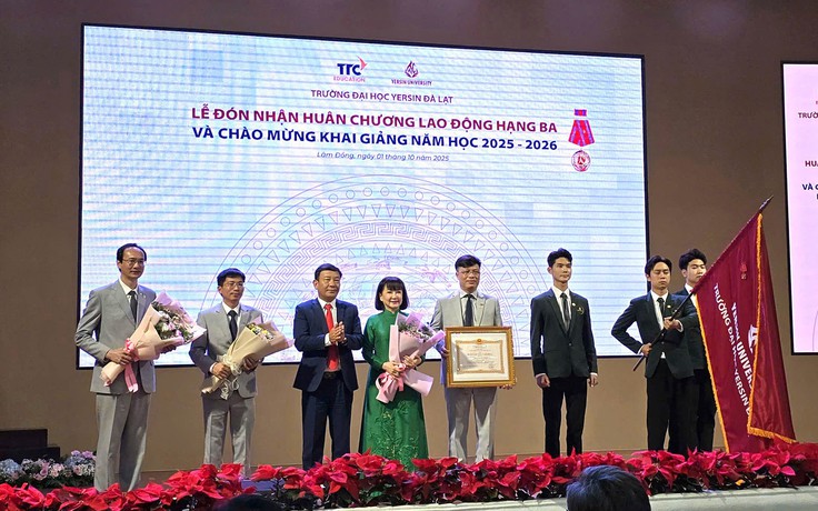 Trường ĐH Yersin Đà Lạt nhận Huân chương Lao động hạng ba