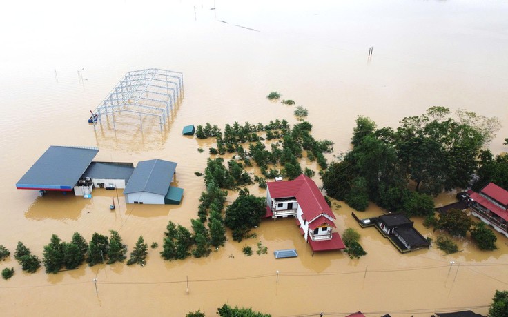 Hơn 15.000 ngôi nhà ở Thanh Hóa còn chìm trong biển nước