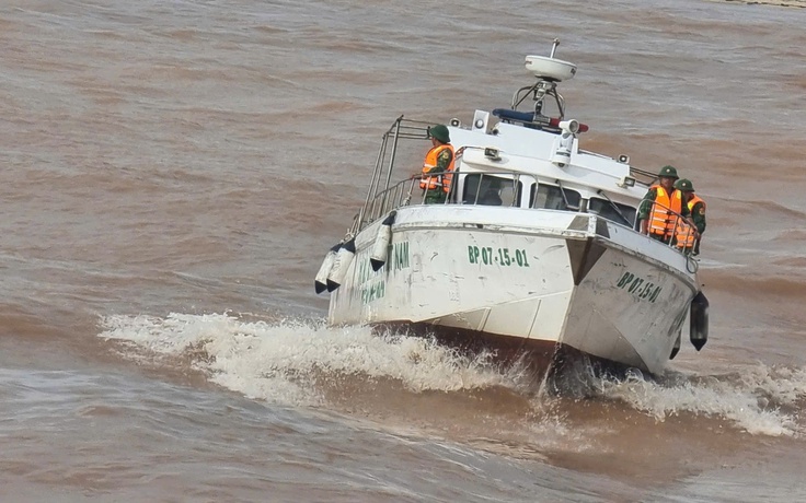 Thoát chết trở về, 4 thuyền viên tình nguyện theo tàu biên phòng tìm bạn thuyền mất tích