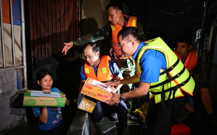 Thành đoàn Hà Nội cứu trợ người dân vùng lũ lụt xã Đa Phúc trong đêm