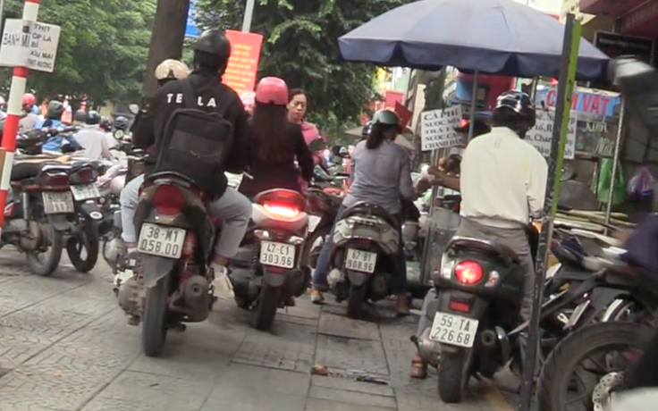 30 phút, gần 400 xe máy đi trên vỉa hè Võ Thị Sáu bị CSGT phạt nguội