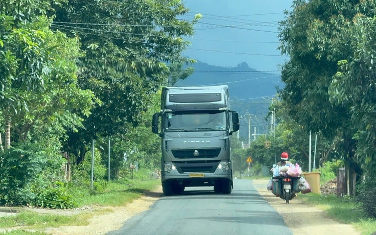 Quảng Ngãi: Xe chở cát 'tung hoành' ở tỉnh lộ 677, người dân lo sợ
