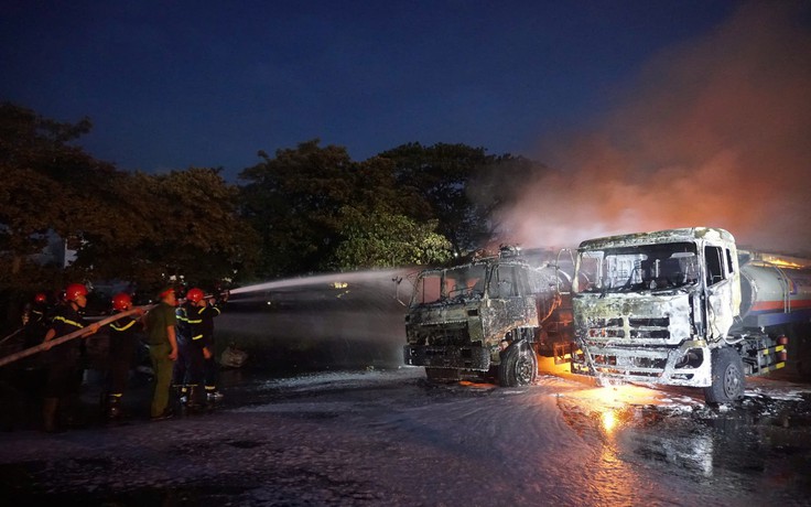 Đà Nẵng: Hai xe bồn bốc cháy dữ dội gần cây xăng, đưa xe robot ứng cứu